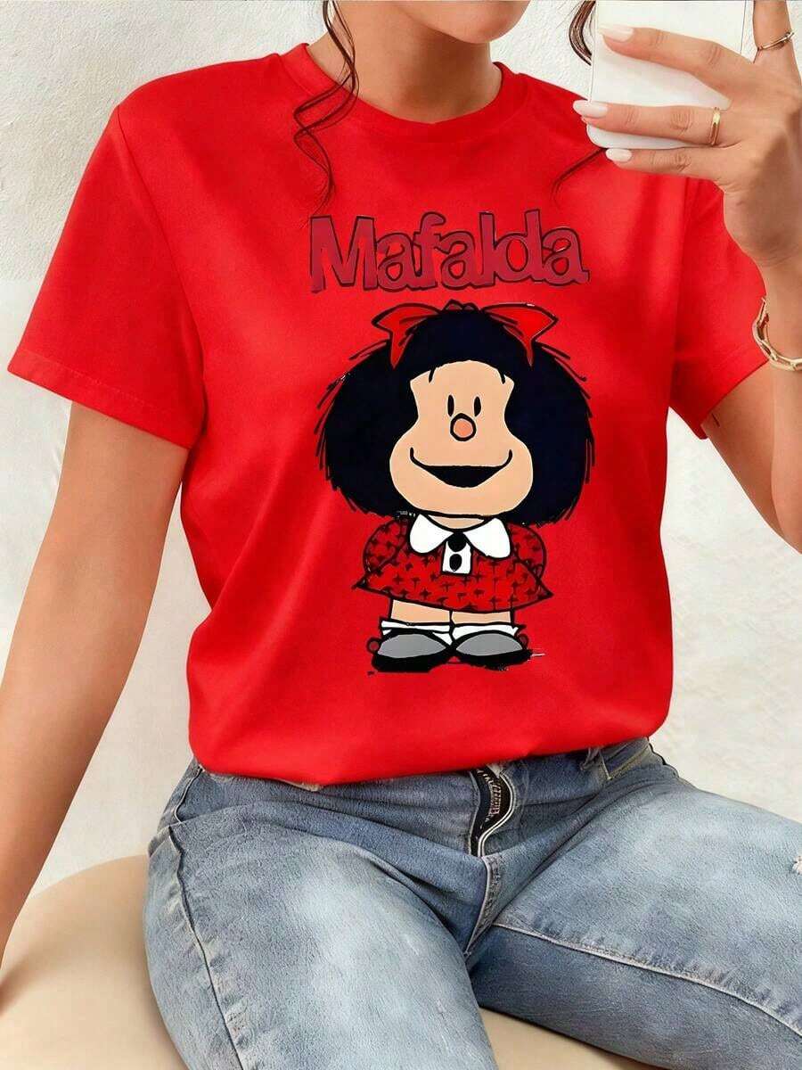 Women's 100% Cotton T-Shirt. Mafalda's Cheerful Expression Symbolizes Innocence, Reflection, And A Critical Voice In The World. Her Red Bow And Dress Convey Curiosity And Courage. A Comfortable, Lightweight, Breathable, And Summer Best-Seller. - 紅色的 - 查看 1