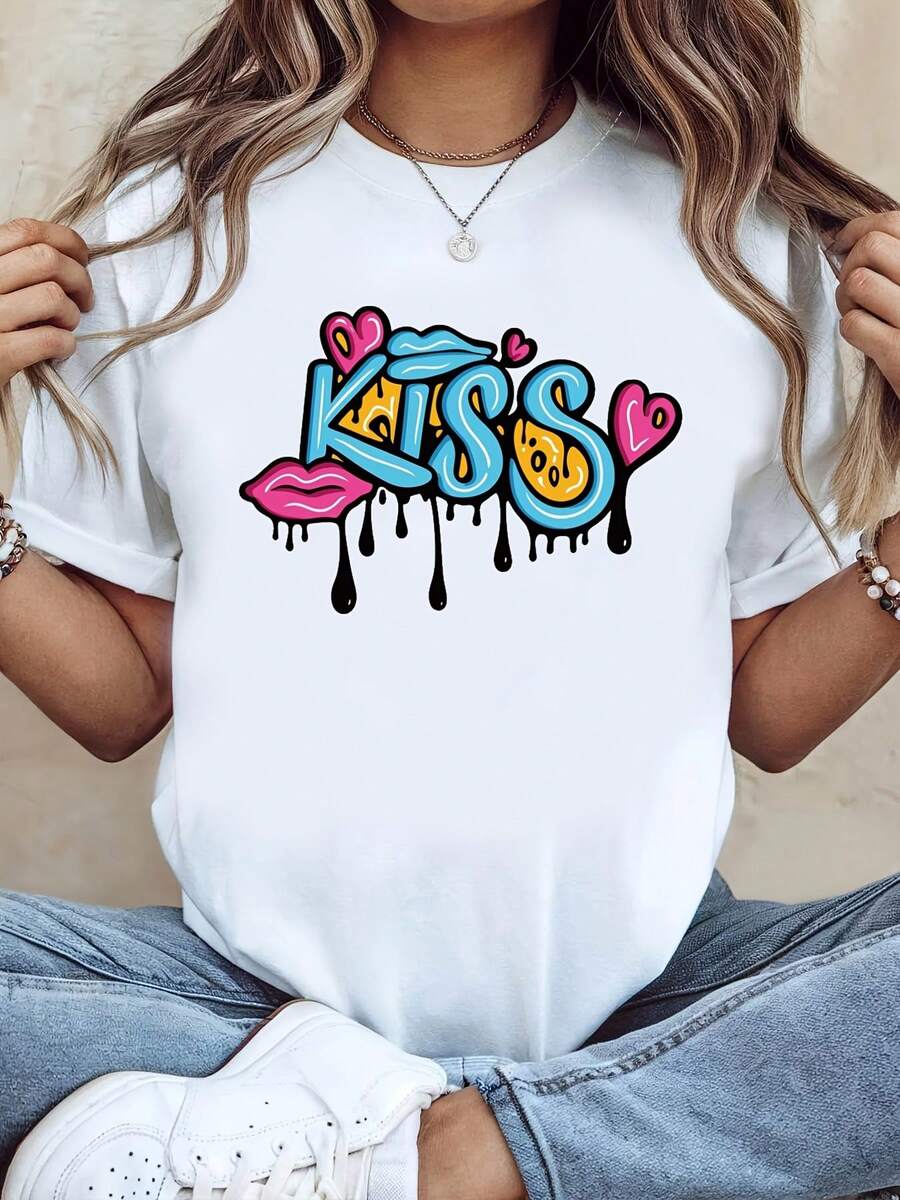 Plus Size T-Shirt With "KISS" Graffiti Print In Contrasting Blue And Yellow Font + Pink Lip/Heart Embellishment + Black Sauce Texture. White Short-Sleeved Crew Neck Print T-Shirt, Sweet And Urban Style - Machine Washable, Suitable - 白色 - 查看 1