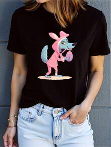 Camiseta casual unisex con un disfraz de conejito rosa y un lobo sosteniendo un huevo de Pascua, diseñada con un encantador tema de Pascua - Negro - Ver 2
