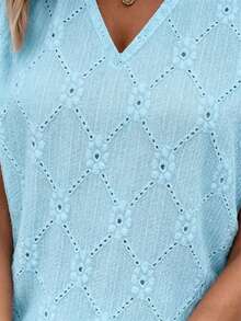 Áo thun nữ tay ngắn cổ chữ V màu trơn, chất liệu dệt jacquard với chi tiết khoét rỗng và cúc cài, chiều dài tiêu chuẩn, hơi xuyên thấu, vải polyester co giãn vừa phải. Thích hợp mặc mùa hè. - Màu xanh nhạt - Xem 6