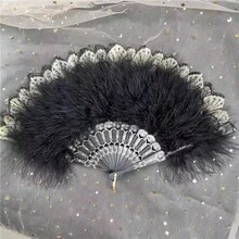 复古黑白羽毛手扇，饰以金色蕾丝花边和珍珠流苏，优雅哥特萝莉维多利亚风格，适合婚礼新娘、角色扮演、万圣节服装、摄影道具、茶会装饰等场合。 - A - 查看 8