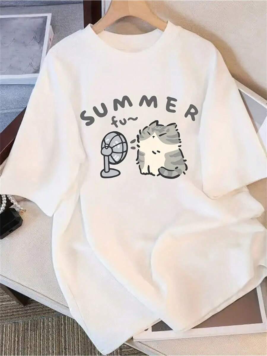 Camiseta de algodón ligera y transpirable de edición limitada, estilo Y2K de una sola pieza, con un diseño estampado de un lindo gato sosteniendo un secador de pelo y la frase SUMMER FUN impresa en ella. Esta camiseta blanca de manga corta y cuello redondo está inspirada en el anime y perfecta para uso casual y fiestas de cumpleaños. Algodón ligero - Blanco - Ver 1