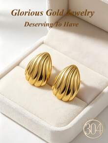 Thick Women's Chunky Gold Declaration Earrings, Exquisite And Elegant Gold Lady's Earrings, Asymmetric Stripe Texture Earrings, Unique Texture Design - 18K Gold-Coated Non-Oxidizing Stainless Steel Earrings, Lightweight And Low-Allergy, Chunky Gold Declaration Earrings, Fashionable And Simple Jewelry, Suitable For Daily Casual Wear, Parties And Gatherings (1 Pair / 2 Pcs) - Irregular Earrings - View 2