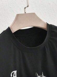 Camiseta de manga corta holgada y casual con cuello redondo, estampado de calavera y naipes para hombres de talla 8BMT - Negro - Ver 6