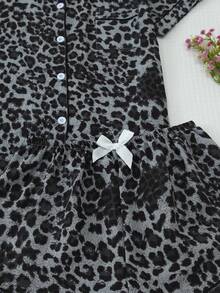 Bộ đồ ngủ nữ tay ngắn, quần short, họa tiết da báo, kiểu xếp ly phồng, chất liệu nhăn nhẹ. - Xám - Xem 5