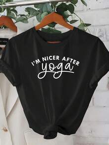 Camiseta casual de cuello redondo para mujer - "Me vuelvo más amable después de yoga" Gráfico, manga corta, longitud regular, lavable en máquina, parte superior deportiva de verano, ropa deportiva casual |   Camiseta con estampado gráfico |   Ropa de cuidado fácil - Negro - Ver 6