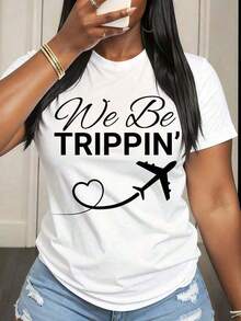 Nueva Camiseta Casual de Cuello Redondo para Mujer, Tops de Verano, Camiseta "We Be Trippin Travel Lover" para Mujer, Atuendo Casual de Verano con Diseño de Avión y Corazón, Camiseta Gráfica Divertida para Amantes de las Vacaciones y la Aventura, Camiseta de Festival, Atuendos Casuales para Mujer 2026, camisa elegante adecuada para fiestas, camisa elegante adecuada para fiestas. - Negro - Ver 1