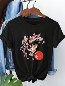 ¡Encanto de estilo japonés! Camiseta con estampado de carpas koi y flores de cerezo, una camiseta de manga corta y cuello redondo para damas que aprecian la elegancia oriental. - Negro - Ver 1