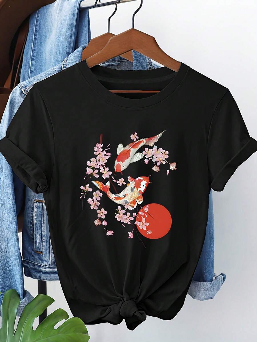¡Encanto de estilo japonés! Camiseta con estampado de carpas koi y flores de cerezo, una camiseta de manga corta y cuello redondo para damas que aprecian la elegancia oriental. - Negro - Ver 1