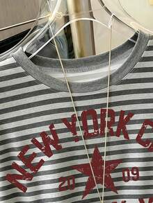 纽约布鲁克林经典灰色条纹撞色印花T恤，复古风格办公室休闲夏季女装 - 深灰色 - 查看 3