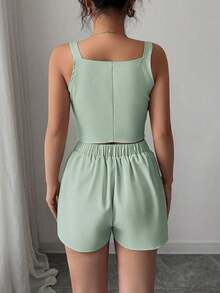 Conjunto de 2 piezas para mujer compuesto por blusa top con abertura y botones delanteros en color liso estilo minimalista y casual + pantalones cortos - Verde - Ver 2
