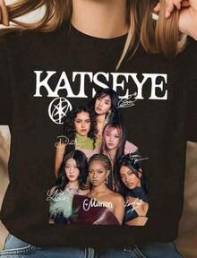 Flickkläder: Katseye Members T-shirt med rosa signaturer, Vintage Katseye Graphic T-shirt, Katseye The Beautiful Chaos Tour T-shirt, Söt kortärmad T-shirt med kreativt, roligt och minimalistiskt grupptryck, Lämplig för vardagskläder, vår-sommar, alla hjärtans dag, familjekläder, festkläder, streetwear-stil, perfekt som presenter, vardagskläder, lämplig för alla årsT-ider. - Svart - Visa 7