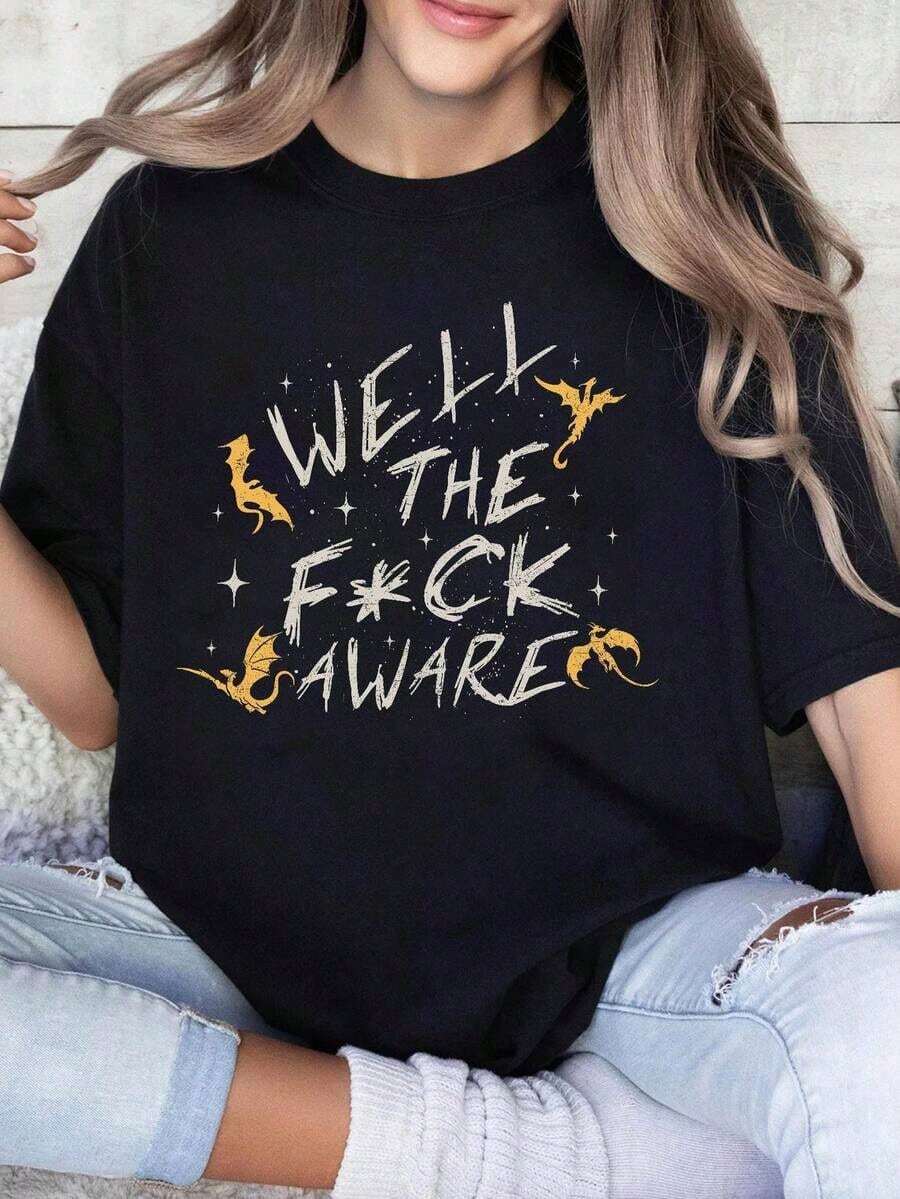 Camiseta Divertida con Frase de Dragon Rider de la Cuarta Ala, Camiseta Well The Aware, Regalo para Amantes de los Libros | Camiseta de cuello redondo, lavable a máquina, corte regular, ropa de estilo urbano, tela de elasticidad media para primavera y verano - Ropa de moda para mujer, idea de regalo perfecta - Camiseta unisex de algodón de manga corta y cuello redondo, estilo urbano vintage. - Negro - Ver 1
