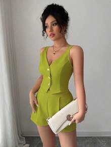 Conjunto de 2 piezas para mujer compuesto por blusa top con abertura y botones delanteros en color liso estilo minimalista y casual + pantalones cortos - Amarillo - Ver 6