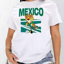 Camiseta con Gráfico de Mascota del Equipo de Fútbol de México - Camiseta Casual de Cuello Redondo y Manga Corta con Divertido Dibujo Animado de Jugador de Fútbol Kicking un Balón de Fútbol Blanco y Negro en un Jersey Verde Azulado - Diseño de Pelo Naranja Amarillo Vibrante con Manchas Negras y Ojos Verdes sobre Fondo Negro con Tres Franjas Verdes Ascendentemente - Camiseta Suave, Cómoda y Transpirable para el Verano - Perfecta para el Día del Partido del Campeonato Mundial. Ropa de Mujer / Ropa de Mujer de Uso Diario / Blusas, Camisas y Camisetas de Mujer / Camisetas de Mujer Ropa Deportiva Básica para Mujer Playeras Cortas para Hombre - Blanco - Ver 8