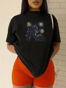 Camiseta de mujer, nueva colección verano 2026, casual, unisex, manga cortaFigura galáctica contemplando un cielo estrellado que simboliza la unión entre la fuerza interior y la inmensidad del universo inspirando poder equilibrio y misterio camisetas de mujer 100% algodónTela cómoda, corte holgado, suave y transpirable - Negro - Ver 2