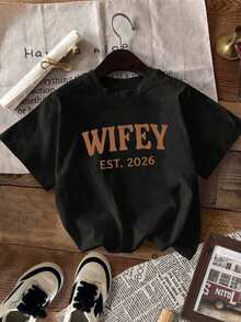 Women's Casual Short Sleeve Round Neck Drop Shoulder Regular Length T-Shirt with Wifey Est 2026 Print - Negro - Ver 4
