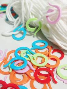 10 piezas Marcadores de punto tejidos de color aleatorio con extremo abierto | Contadores de filas con cierre de coma compatibles con agujas de tejer y ganchillos de crochet | Suministros esenciales para bordado, scrapbooking y todos los niveles de habilidad, desde principiantes hasta creadores avanzados - Hebilla de marcado grande - Ver 3