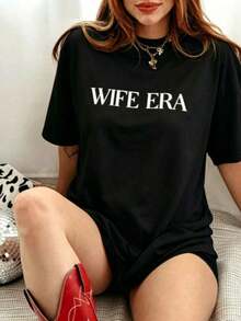 Women's "Vacation Wife Era" T-Shirt, Ideal As A Gift For Newlyweds And Brides On Their Honeymoon, Wedding Day, And For Travel. This Sky Blue T-Shirt Is Made Of 100% Cotton With A Soft Feel And A Relaxed, Comfortable Fit. It Features A Minimalist Print On The Chest In A Washed-Sheet Color. Perfect For Everyday Wear, Easter, Mother's Day, And Casual Summer Outfits. - 黑色 - 查看 3