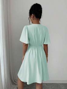 Vestido corto casual y elegante para mujer con cuello en V, mangas con volantes, botones decorativos en el bajo, cintura elástica, adecuado para primavera/verano, ir al trabajo, vacaciones, té de la tarde, fiestas - verde menta - Ver 2