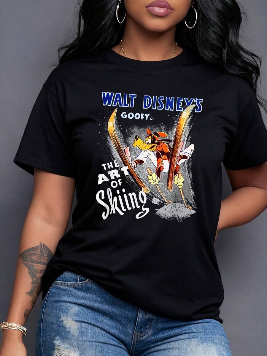 Figura divertida de un perro animado practicando esquí con energía y alegría rodeado de nieve y movimiento artístico camiseta para mujer casual moderna y cómoda para uso diario - Negro - Ver 1