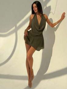 vestido mini de primavera/verano sexy con espalda descubierta, unicolor, cuello halter profundo con drapeado asimétrico y volantes en el bajo - Verde militar - Ver 1