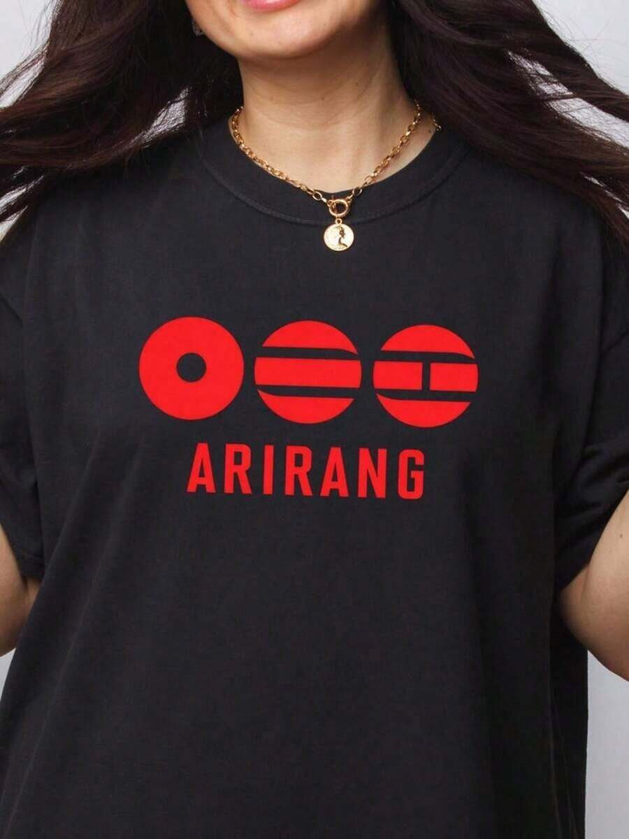 Esta camiseta que presenta al miembro de , Jung Kook, está hecha de 100% algodón puro, es transpirable y agradable para la piel. Diseño clásico de cuello redondo, ajustado y favorecedor, adecuado para todas las formas de cuerpo. Diseño de estampado de moda, minimalista pero sofisticado. Diseño unisex, se puede usar como conjunto para parejas. Perfecto para el transporte diario, citas informales y ropa de estilo urbano, versátil y atemporal. - Negro - Ver 1