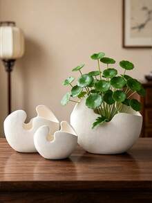 这款纹理树脂花瓶/花盆造型独特，不对称设计，非常适合在咖啡桌、书桌或窗台上摆放小型植物或树枝。它是为现代生活空间和办公室增添简约自然气息的理想之选。 - 彩色 - 查看 1