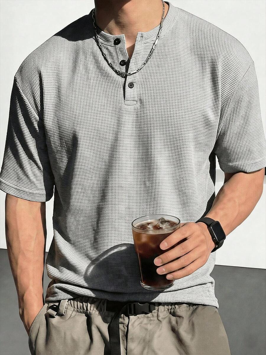 1 chiếc áo polo nam cổ Henley màu xám kẻ caro, siêu mềm mại và thoải mái, kiểu dáng tối giản, tay ngắn, phù hợp cho đi làm hàng ngày và dạo chơi.