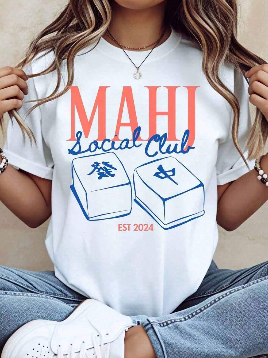 1 camiseta blanca de manga corta con estampado del club social de mahjong, con fichas de mahjong y texto "Est", para uso casual y atuendos diarios. 180g, 100% algodón, los diseños están completamente impresos. Unisexo. - Blanco - Ver 1