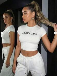 White Fitted Cropped T-Shirt With A Crew Neck And A Graphic Print Featuring The Phrase "I Don't Care." It Has Short Sleeves And A Minimalist Style. Ideal For Spring And Summer, Perfect For The Office, Walks, Vacations, And Everyday Wear. A Versatile Women's Basic Blouse With A Casual Yet Elegant Style That Pairs Well With All Your Favorite Outfits. 8NYG - 白色 - 查看 5