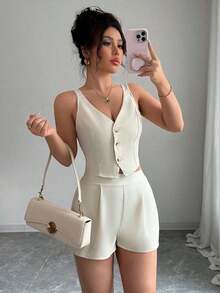 Conjunto de 2 piezas para mujer compuesto por blusa top con abertura y botones delanteros en color liso estilo minimalista y casual + pantalones cortos - Albaricoque - Ver 9