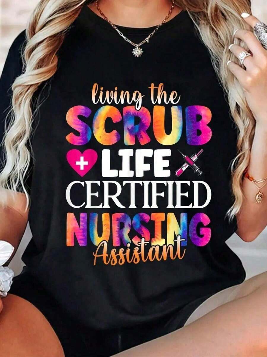 Camiseta de Enfermería para Mujer - Camiseta Gráfica "Living The SCRUB Life & Nursing Assistant Certified" - Camisa de Tela Brillante para Enfermeras, Asistentes de Cuidado y Profesionales de la Salud - Ropa de Trabajo Transpirable, Ropa Casual para Enfermería - Ropa de Trabajo de Fácil Cuidado, Camiseta de Manga Corta con Cuello Redondo para Uso Diario y Viajes, Transpirable y Cómoda. - Negro - Ver 1