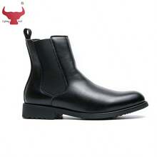 Giày bốt Chelsea nam Fighting Bull Retro Designer có thiết kế xỏ chân tiện lợi và mũi nhọn thanh lịch. Đôi bốt cổ trung sang trọng này được chế tác từ chất liệu da thật mềm mại, được lựa chọn kỹ lưỡng. Lý tưởng cho những dịp công sở trang trọng, chúng cũng phù hợp để mang hàng ngày đến văn phòng, dự tiệc và những buổi đi chơi thông thường. - màu đen - Xem 8