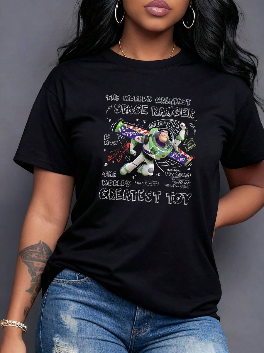 Figura de guardián galáctico con traje espacial celebrando el valor y la imaginación de explorar el universo camiseta para mujer moderna y cómoda para amantes de aventuras cósmicas - Negro - Ver 1