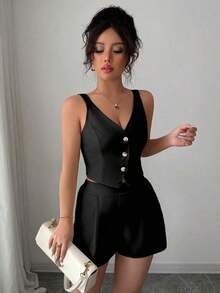 Conjunto de 2 piezas para mujer compuesto por blusa top con abertura y botones delanteros en color liso estilo minimalista y casual + pantalones cortos - Negro - Ver 6