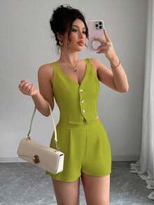Conjunto de 2 piezas para mujer compuesto por blusa top con abertura y botones delanteros en color liso estilo minimalista y casual + pantalones cortos - Amarillo - Ver 9