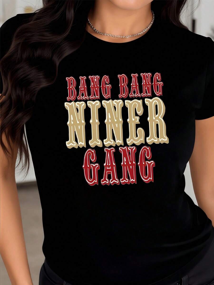 The Motivational Phrase "Bang Bang Niner Gang" Expresses Power, Confidence, And Unity With Large Letters In Red And Gold Tones, Combining Sporty Energy And A Positive Attitude. This Modern Casual Women's T-Shirt Features A Modern, Casual Design. - 黑色 - 查看 1