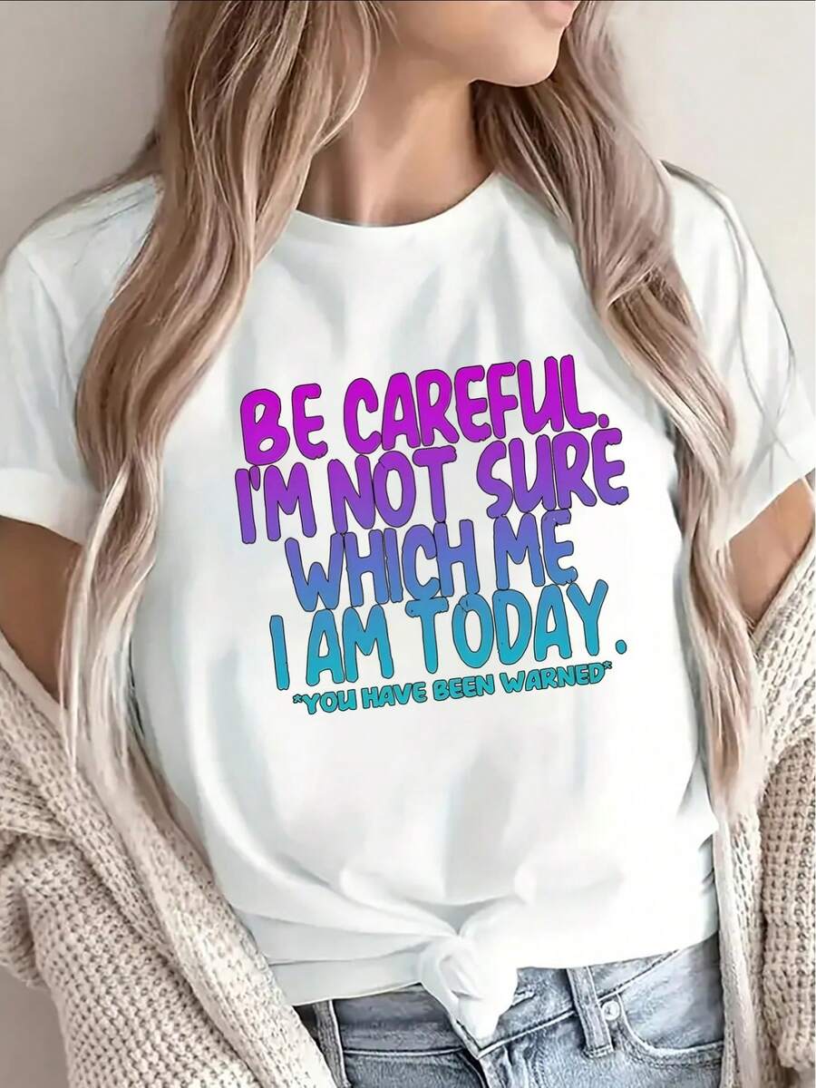 Camiseta de manga corta ligera y duradera, con un diseño llamativo de estampado gráfico, perfecta para salidas casuales en casa, cafeterías u oficinas, que muestra un lema divertido en colores brillantes. - [Blanco] - Ver 1