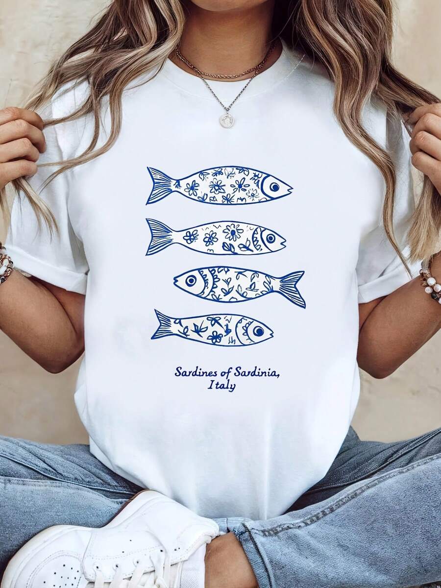 Camiseta, Sardinas de Sardenia: Logotipo de viaje para el público artístico, estampado con el eslogan regional de Italia, camiseta blanca de manga corta con cuello redondo, lavable a máquina, estilo casual, ajuste cómodo, diseño moderno, versátil para uso diario, tela suave, estilo a la moda, 100% algodón. - Blanco - Ver 1