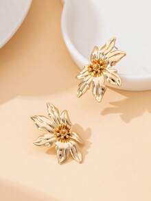 1 Pair Vintage French Style Elegant Gold Asymmetrical Floral Earrings, Suitable For Summer Beach Vacation - Yellow Gold - View 6