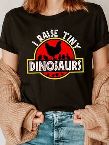 Elegant Daily Top es una camiseta de mujer con un estampado de pollos y el texto "I Raise Little Dinosaurs" - una camiseta casual de manga corta con cuello redondo y un ligero toque elástico, adecuada para todas las estaciones, camiseta de punto con estampado de animales, camiseta elegante y a la moda. - Negro - Ver 1