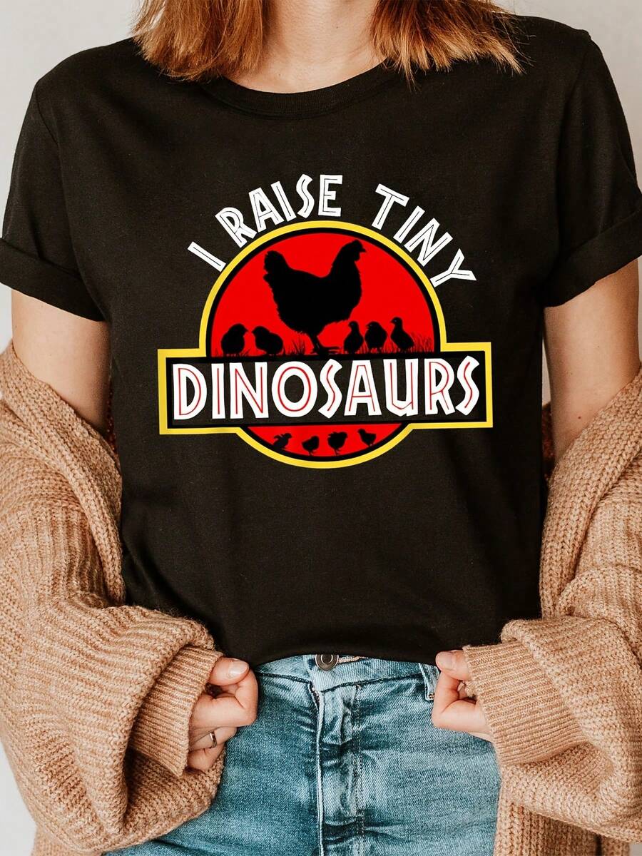 Elegant Daily Top es una camiseta de mujer con un estampado de pollos y el texto "I Raise Little Dinosaurs" - una camiseta casual de manga corta con cuello redondo y un ligero toque elástico, adecuada para todas las estaciones, camiseta de punto con estampado de animales, camiseta elegante y a la moda. - Negro - Ver 1
