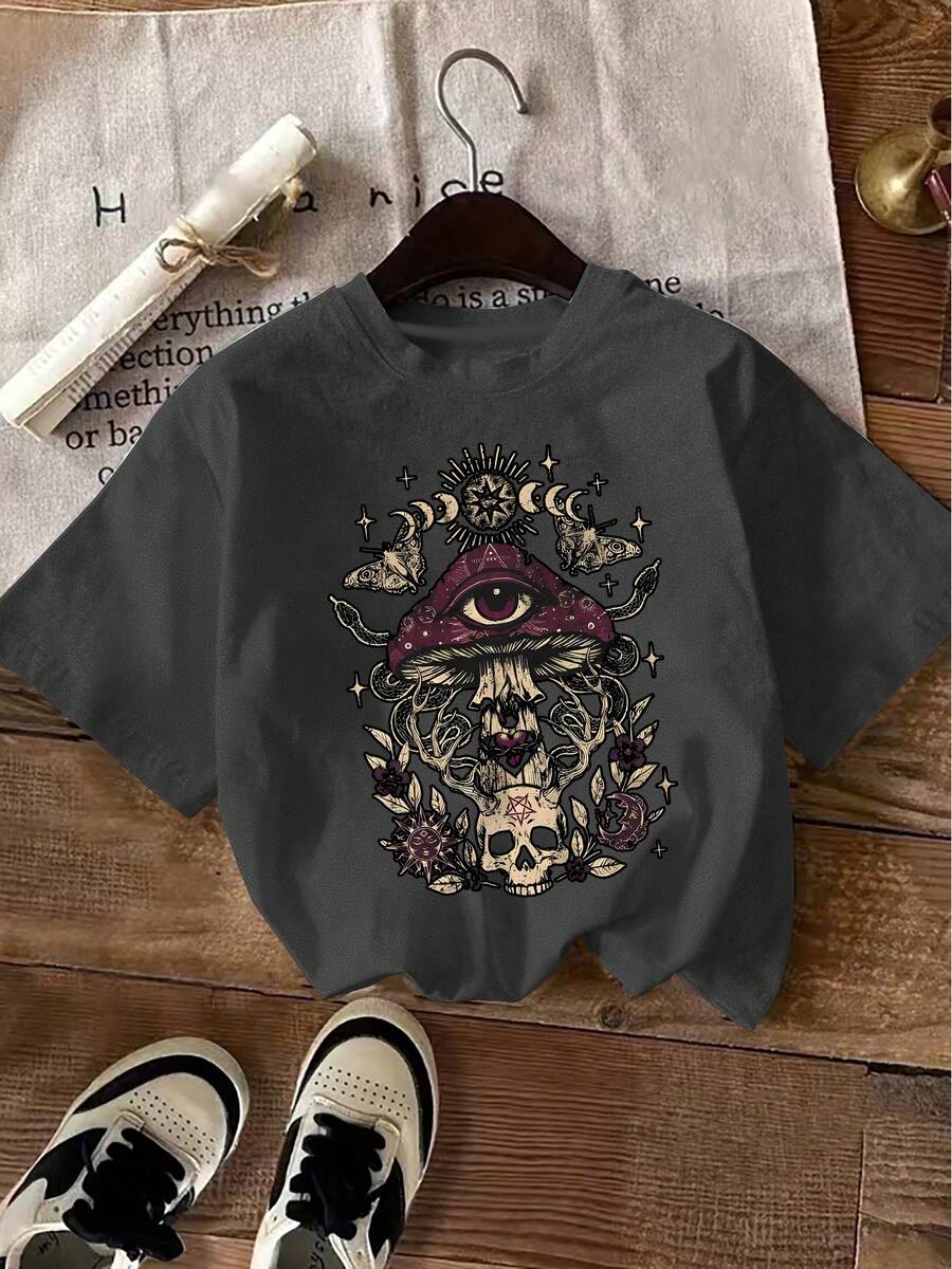 Size Plus, This T-Shirt Features A Fantastical Design Incorporating Occult Symbols, Including A Levitating Eyeball, A Flying Agaric Mushroom, An Ouroboros, A Skull, And Lunar Phases-All Surreal Elements. The Overall Visual Style Blends Dark Magic And Cosmetics. - 深灰色 - 查看 1