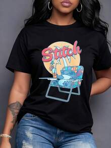 A Picture Of A Relaxed Blue Character Sitting In A Chair In Front Of Palm Trees And A Sunset Conveys Tropical Relaxation And Fun Energy. A Casual Women's T-Shirt With A Modern And Vibrant Print. - 黑色 - 查看 6