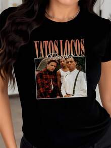 Texto grande con la frase Vatos Locos Forever acompañado de una fotografía que simboliza la unión la solidaridad y la amistad eterna entre personas que comparten lealtad y fortaleza camiseta de mujer casual moderna cómoda para uso diario - Negro - Ver 8