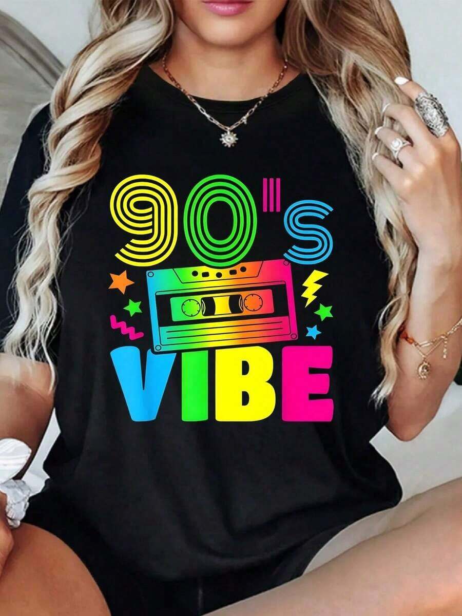Diseño Retro Con Cinta De Casete Multicolor Y Frase 90s Vibe Que Evoca La Energía Vibrante De Los Años Noventa Camiseta De Mujer - Negro - Ver 1