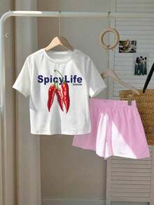 Una camiseta de manga corta para mujer con estilo retro americano, de corte holgado y con diseño estampado (los pantalones son solo para sugerencias de estilo). Esta pieza sencilla y elegante presenta un patrón de letras impresas con temática tropical, lo que la convierte en un elemento imprescindible para crear un look relajado de vacaciones, perfecto para ocasiones como el Día del Trabajo y el Día de la Independencia de México. - Blanco - Ver 1