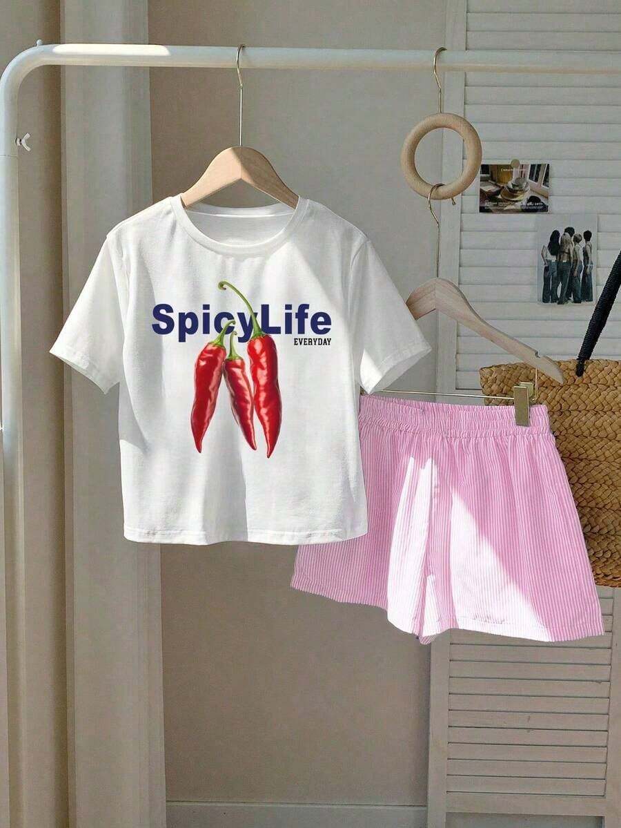 Una camiseta de manga corta para mujer con estilo retro americano, de corte holgado y con diseño estampado (los pantalones son solo para sugerencias de estilo). Esta pieza sencilla y elegante presenta un patrón de letras impresas con temática tropical, lo que la convierte en un elemento imprescindible para crear un look relajado de vacaciones, perfecto para ocasiones como el Día del Trabajo y el Día de la Independencia de México. - Blanco - Ver 1