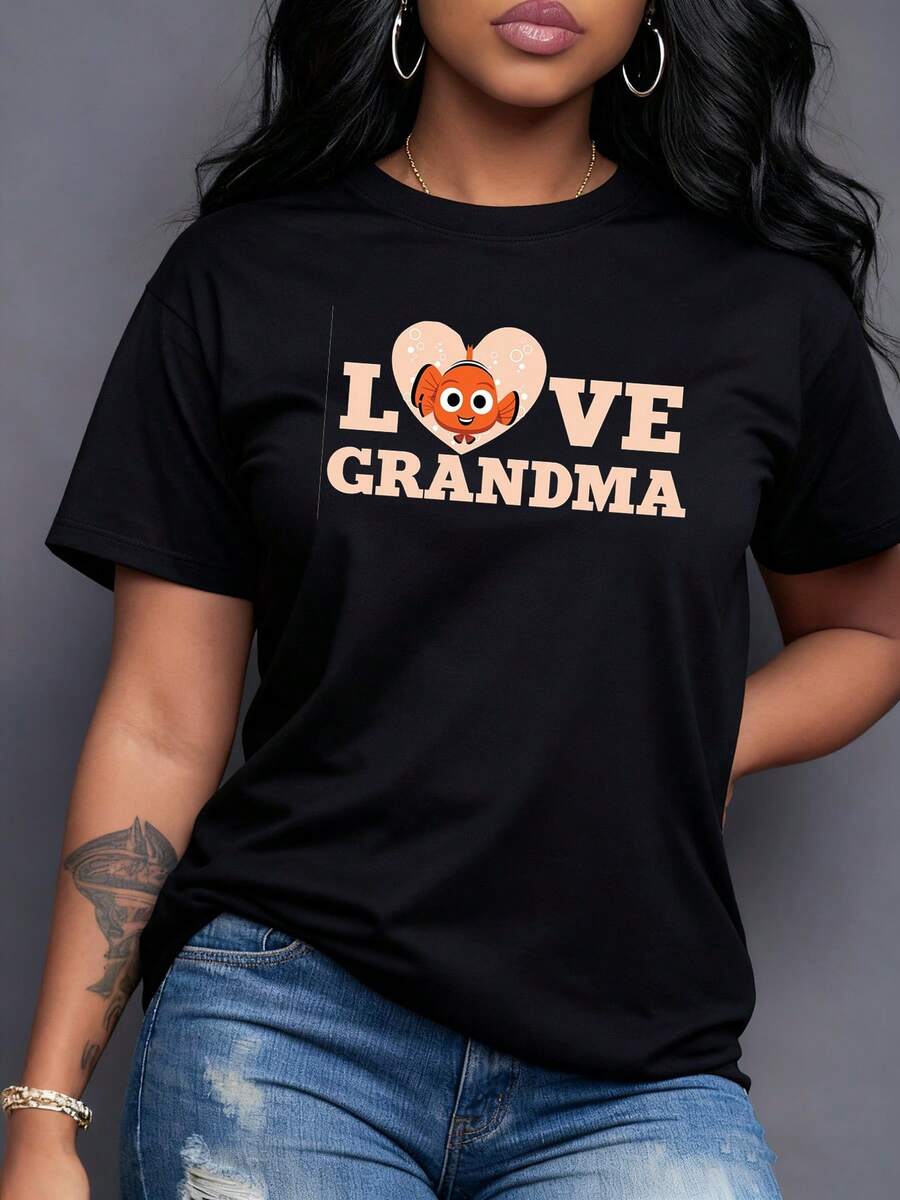 Corazón con pez naranja sonriente que transmite cariño y alegría familiar junto al texto Love Grandma reflejando ternura y amor por la abuela camiseta para mujer casual cómoda y moderna - Negro - Ver 1